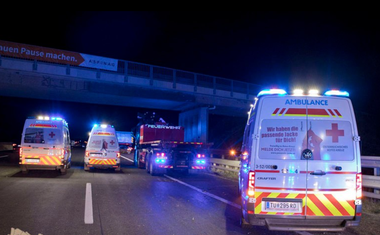 V nočnih urah silovito počilo: minibus sprva trčil v ograjo in se nato prevrnil v jarek, ena oseba umrla (FOTO)