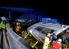 V nočnih urah silovito počilo: minibus sprva trčil v ograjo in se nato prevrnil v jarek, ena oseba umrla (FOTO)