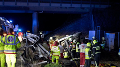 V nočnih urah silovito počilo: minibus sprva trčil v ograjo in se nato prevrnil v jarek, ena oseba umrla (FOTO)