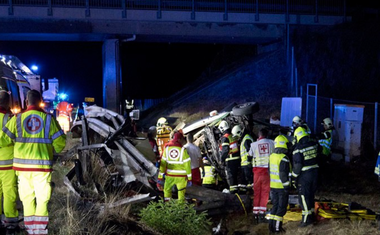 V nočnih urah silovito počilo: minibus sprva trčil v ograjo in se nato prevrnil v jarek, ena oseba umrla (FOTO)