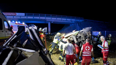 V nočnih urah silovito počilo: minibus sprva trčil v ograjo in se nato prevrnil v jarek, ena oseba umrla (FOTO)