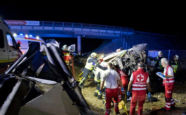 V nočnih urah silovito počilo: minibus sprva trčil v ograjo in se nato prevrnil v jarek, ena oseba umrla (FOTO)