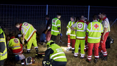 V nočnih urah silovito počilo: minibus sprva trčil v ograjo in se nato prevrnil v jarek, ena oseba umrla (FOTO)