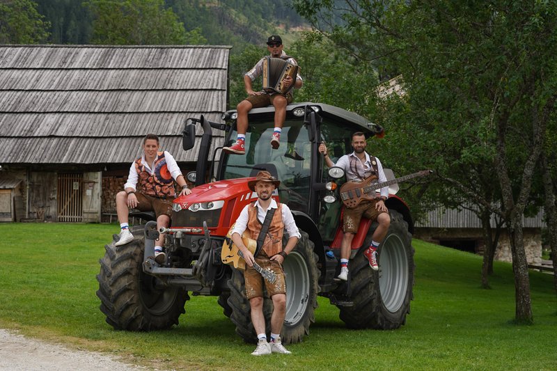 Fehtarji predstavljajo videospot za pesem Podeželski rock'n'roll in se podajajo na prvo samostojno turnejo.