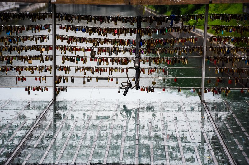 Je obstoj ljubljanske atrakcije ogrožen? Teža že obremenjuje most (foto: Alen Milavec Bobo)