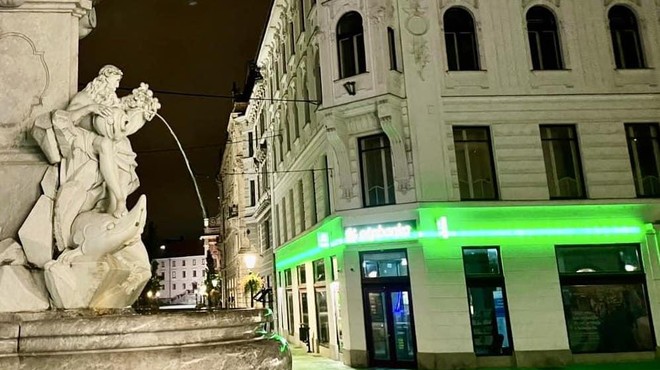 "Nezaslišano, kaj si dovolijo!": kdo bo odgovarjal za neonsko zeleni napis, ki kazi staro mestno jedro Ljubljane? (foto: Facebook)