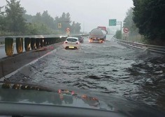 Vreme ohromilo promet po Sloveniji: številne ceste pod vodo (FOTO)