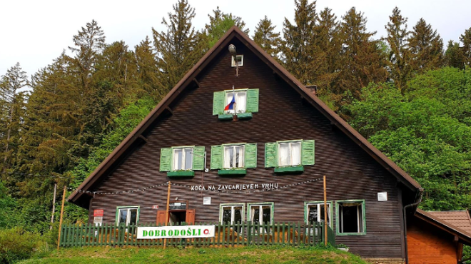 Koča na Žavcarjevem vrhu (foto: Bobby Markoja)