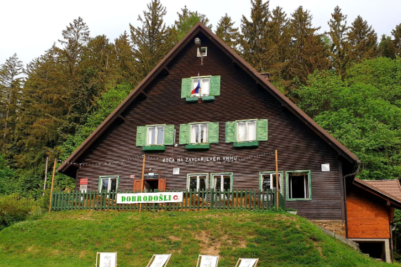 Koča na Žavcarjevem vrhu (foto: Bobby Markoja)