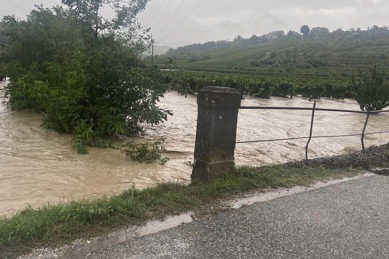 Vreme povzročalo težave predvsem na Celjskem: poplavljene ceste in zalite hiše (FOTO) (foto: Facebook/Radio Robin)