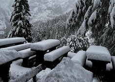 Občuten padec temperatur in prvi sneg: na Vršiču je že prava zimska idila (FOTO)