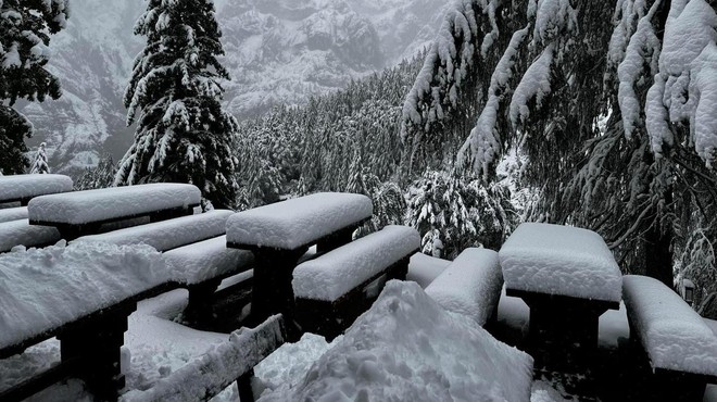 Občuten padec temperatur in prvi sneg: na Vršiču je že prava zimska idila (FOTO) (foto: Facebook/Julian Alps)