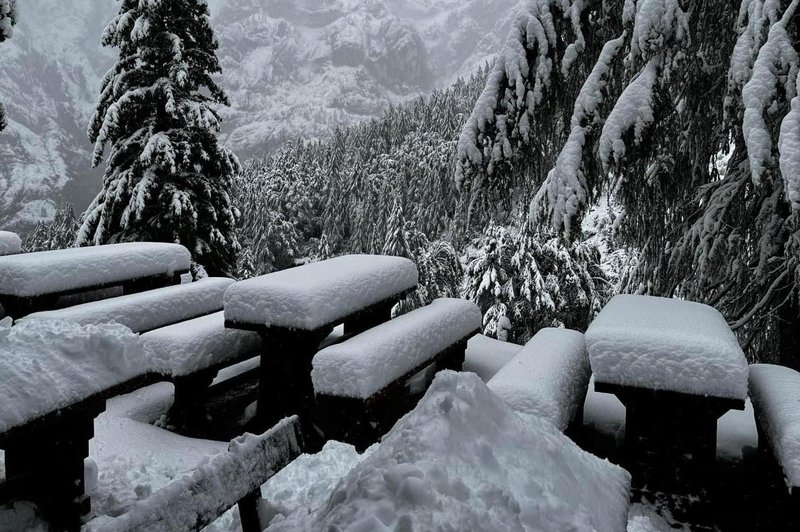 Občuten padec temperatur in prvi sneg: na Vršiču je že prava zimska idila (FOTO) (foto: Facebook/Julian Alps)