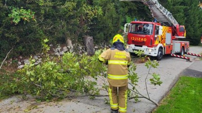 Veter postaja vse močnejši: poglejte, katere regije bodo ponoči na udaru (foto: Facebook/Gasilci PGD Preddvor)