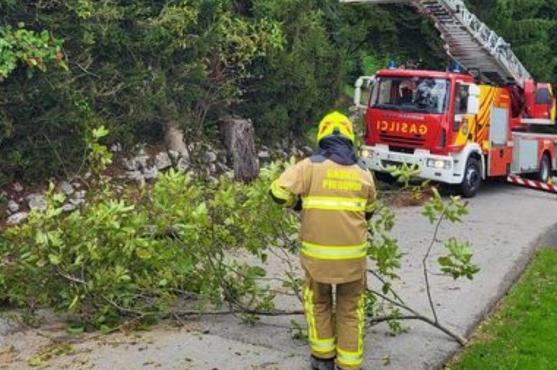 Veter postaja vse močnejši: poglejte, katere regije bodo ponoči na udaru (foto: Facebook/Gasilci PGD Preddvor)