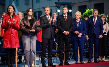 Hči Roberta Goloba se mu je na proslavi pridružila v kavbojkah (FOTO)