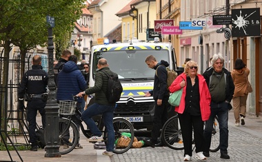 Drama sredi Trubarjeve ulice v Ljubljani: na tleh obležal okrvavljeni moški, posredovali policisti in reševalci