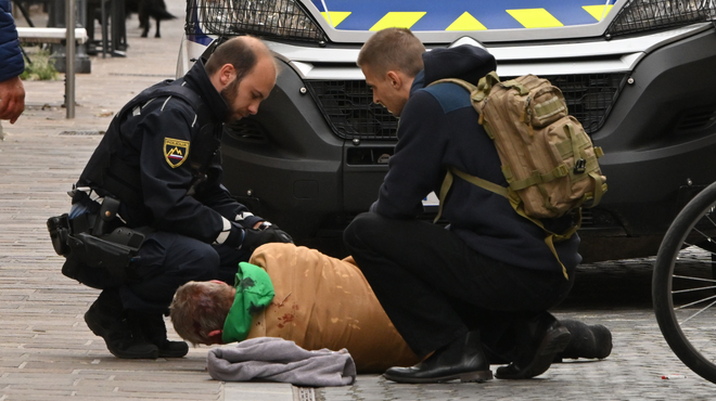 Drama sredi Trubarjeve ulice v Ljubljani: na tleh obležal okrvavljeni moški, posredovali policisti in reševalci (foto: Žiga Živulović jr./Bobo)