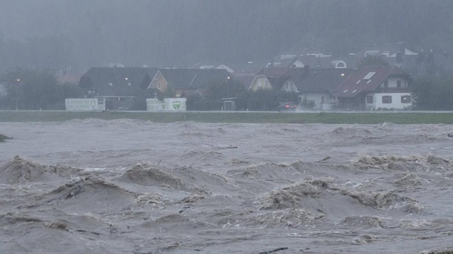 Razmere so katastrofalne: prebivalci v strahu, da bi jezovi popustili (FOTO&VIDEO) (foto: Profimedia)