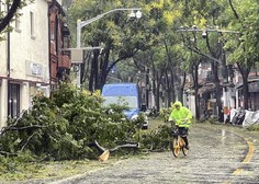 Odpovedali na stotine poletov, prebivalci večmilijonskega mesta morajo ostati v zaprtih prostorih: kaj se dogaja?