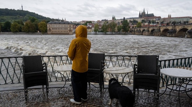 Reka Vltava na deževen dan v Pragi v bližini znamenitega Karlovega mostu in Praškega gradu. (foto: Profimedia)