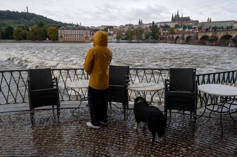 Reka Vltava na deževen dan v Pragi v bližini znamenitega Karlovega mostu in Praškega gradu. (foto: Profimedia)