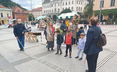 Kako so v Ljubljani obiskovalcem omogočil vpogled v življenje slepih, gluhih in gibalno oviranih