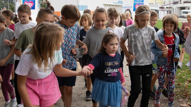 Otroci širom Slovenije zbirajo denar za hudo bolno Karolino: do zdravila ji pomagajte tudi vi (FOTO) (foto: Društvo Viljem Julijan)