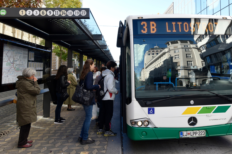 Ste že videli, kaj se dogaja na avtobusnih postajališčih v Ljubljani? (foto: Žiga Živulović jr./BOBO)