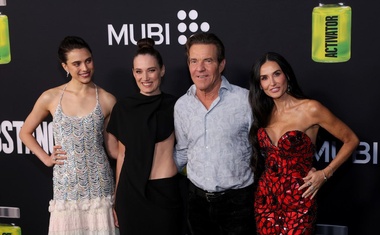 Margaret Qualley, Coralie Fargeat, Dennis Quaid in Demi Moore