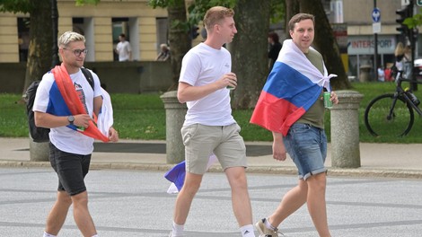 moški prijatelji ljudje Ljubljana Slovenija navijači navijanje sprehod