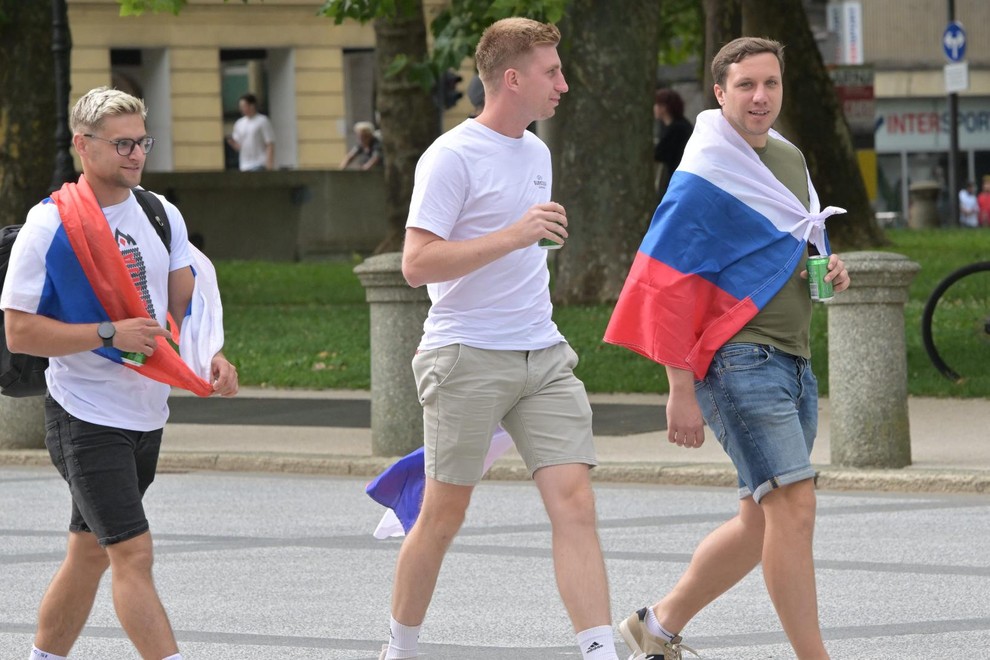 moški prijatelji ljudje Ljubljana Slovenija navijači navijanje sprehod