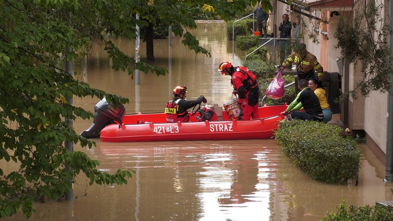 Poplave v Kłodzku na Poljskem. Na cestah skozi mesto je okoli 3 metre vode. Gasilci s čolni rešujejo in oskrbujejo ljudi. Prisotna je tudi vojska.