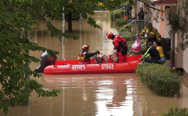 Poplave v Kłodzku na Poljskem. Na cestah skozi mesto je okoli 3 metre vode. Gasilci s čolni rešujejo in oskrbujejo ljudi. Prisotna je tudi vojska.