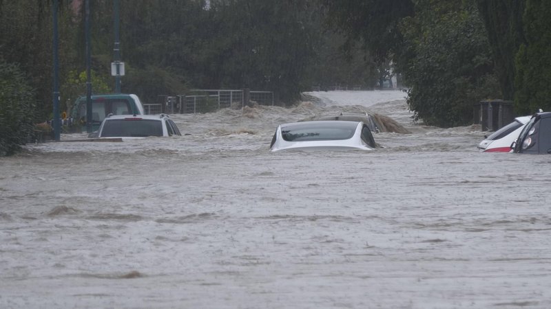 Stoletne poplave v Böheimkirchnu. Mesto je po intenzivnem deževju v Spodnji Avstriji odrezano od sveta. Sprožili so se namreč številni plazovi blata, ki blokirajo cesto. Mesto je popolnoma pod vodo. Po ulicah teče deroča reka. Avtomobili so do strehe v vodi. Voda v pritličju je visoka 80 centimetrov. Veliko ljudi je ujetih v svojih domovih. Stanovalci so šokirani.