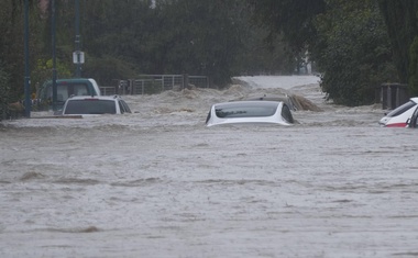 Stoletne poplave v Böheimkirchnu. Mesto je po intenzivnem deževju v Spodnji Avstriji odrezano od sveta. Sprožili so se namreč številni plazovi blata, ki blokirajo cesto. Mesto je popolnoma pod vodo. Po ulicah teče deroča reka. Avtomobili so do strehe v vodi. Voda v pritličju je visoka 80 centimetrov. Veliko ljudi je ujetih v svojih domovih. Stanovalci so šokirani.