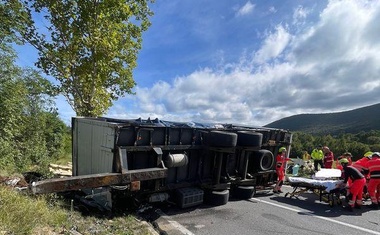 Pretresljiva prometna nesreča na Primorskem terjala življenje: udeležena so bila 3 vozila (FOTO)