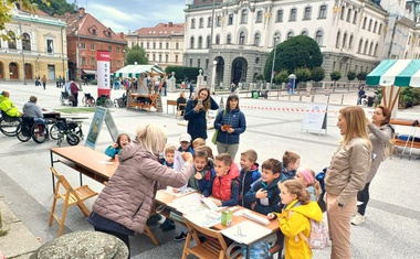 Kako so v Ljubljani obiskovalcem omogočil vpogled v življenje slepih, gluhih in gibalno oviranih