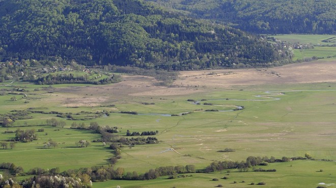 V Cerknici zaradi gradnje poseg v neokrnjeno naravo, nasprotujeta tudi lastnika hiš Sebastian Cavazza in Marjana Brecelj (foto: Bor Slana/Bobo)