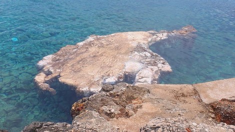 Kaj se dogaja na Hvaru? Turisti se zgražajo nad prizorom na plaži (FOTO)