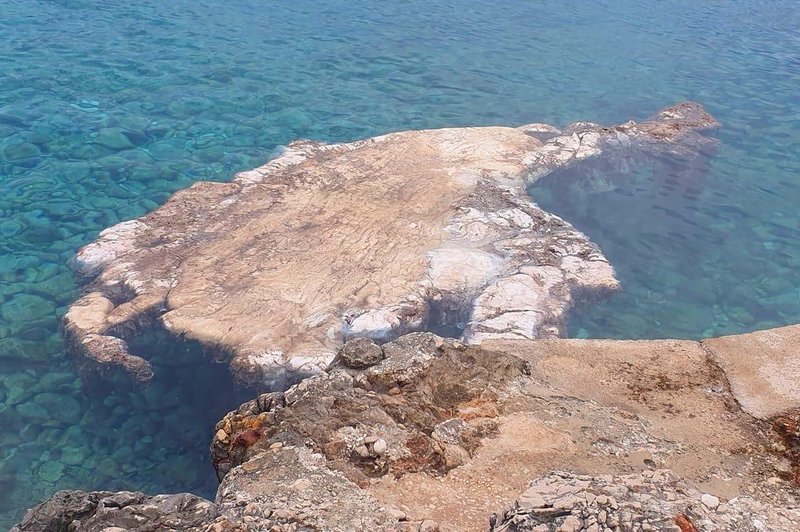 Kaj se dogaja na Hvaru? Turisti se zgražajo nad prizorom na plaži (FOTO) (foto: Facebook/Toni Carić Rico)