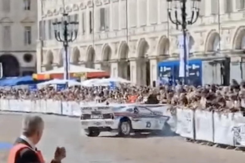 Pretresljiv dogodek prekinil avtomobilsko parado: avto nenadoma zapeljal med gledalce (VIDEO) (foto: YouTube zajem zaslona)