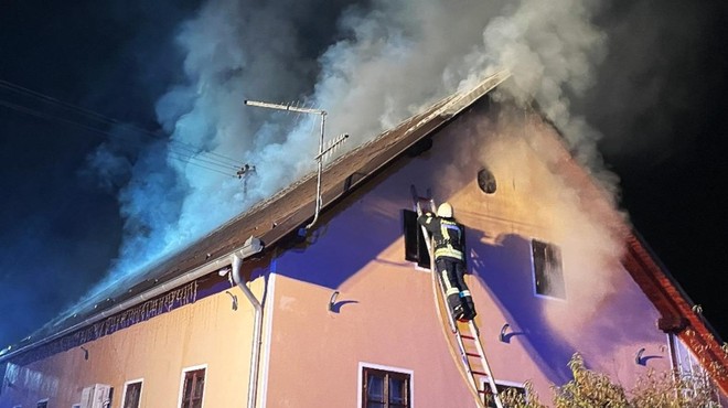 Zagorelo v stanovanjski hiši, na kraj prihiteli gasilci (FOTO) (foto: Facebook/Gasilska Enota Savci)