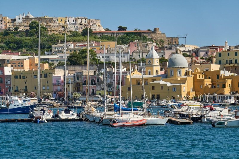 Procida med turisti še zdaleč ne dosega priljubljenosti sosednjih otokov Caprija in Ischie in še vedno velja za skriti biser italijanskega Sredozemlja.