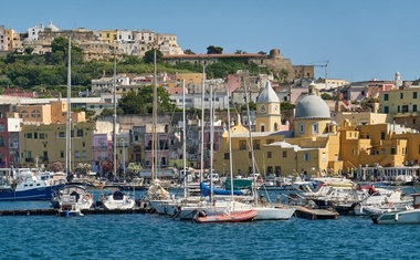 Procida med turisti še zdaleč ne dosega priljubljenosti sosednjih otokov Caprija in Ischie in še vedno velja za skriti biser italijanskega Sredozemlja.