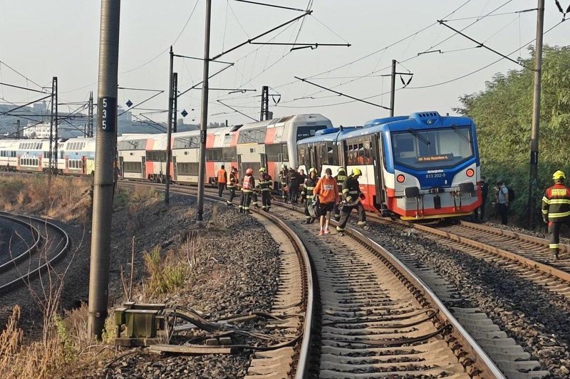 Trčenje vlakov v Pragi: več deset poškodovanih (FOTO) (foto: Twitter/beernews24)