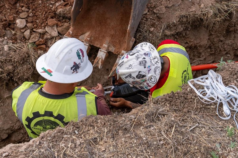 Pretrgani kabli za internet in elektriko, ljudje na robu živčnega zloma, krivci pa so povsem nepričakovani (foto: Profimedia)