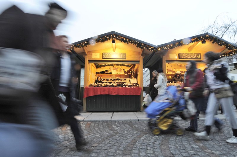 Po koliko bo letos v Ljubljani naprodaj pečen kostanj? Oddali so utice za peko, zneski so vrtoglavi (foto: BOBO/BOR SLANA)