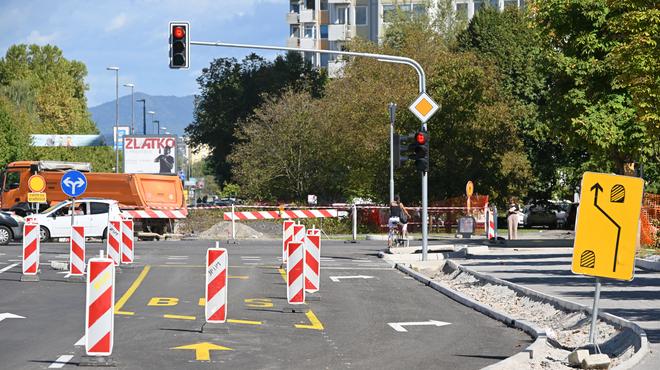 Zapora na Linhartovi cesti. (foto: BOBO/Žiga Živulović jr.)