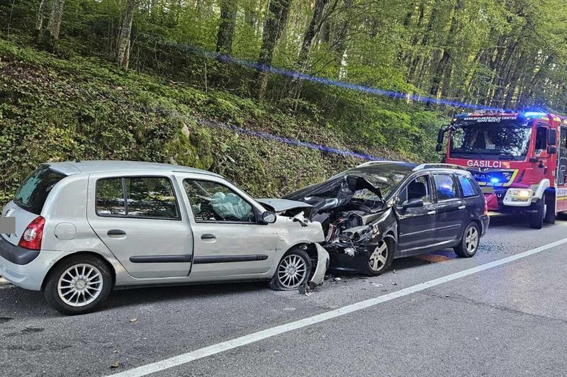 Pijani voznik povzročil hudo prometno nesrečo: več ljudi odpeljali v bolnišnico (foto: PU Novo Mesto)